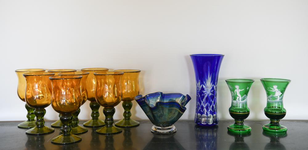 GROUPING OF VINTAGE COLORED GLASS (1 of 11)