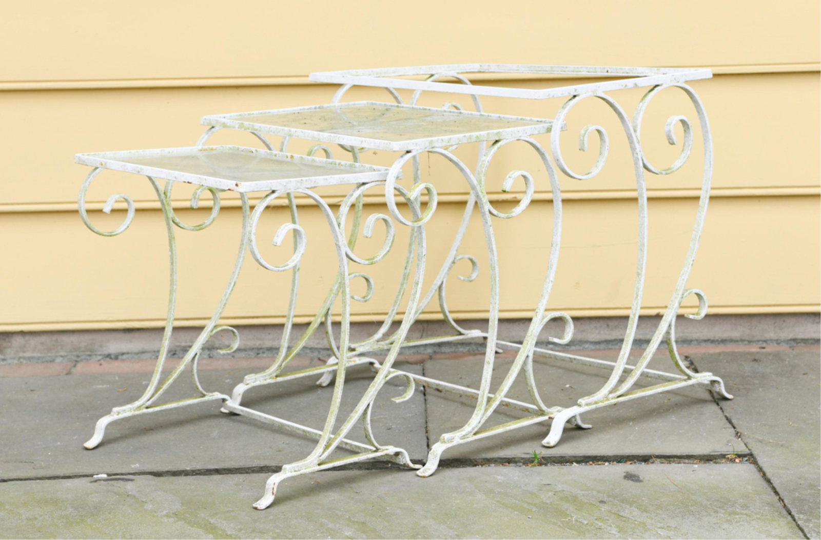SET OF VINTAGE OUTDOOR NESTING TABLES (1 of 7)
