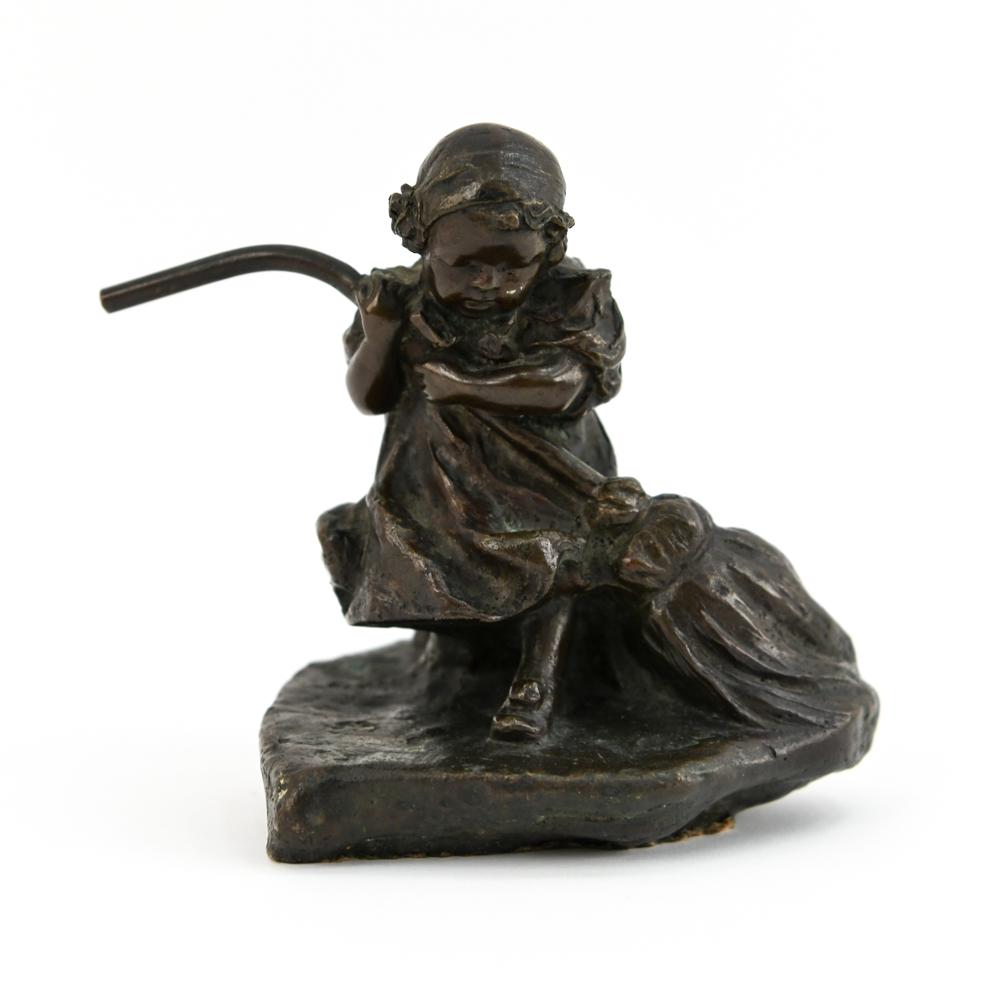 EDGARDO SIMONE, ITALIAN (1890 - 1958) BRONZE: Bronze young girl sweeping. Signed E Simone along edge. Stamped Made in Italy / Fond Art Lagana / Napoli. Good chocolate patina. Dimensions: H 5.5" x W 5" x D 4.5" Condition: Minor wear.