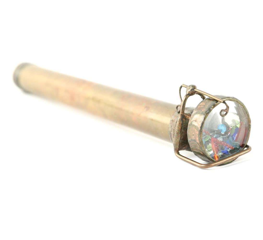 HANDMADE ART GLASS & BRASS KALEIDOSCOPE: Dimensions: L 13.5" x Dia: 2.25" Condition: Showing light signs of age.