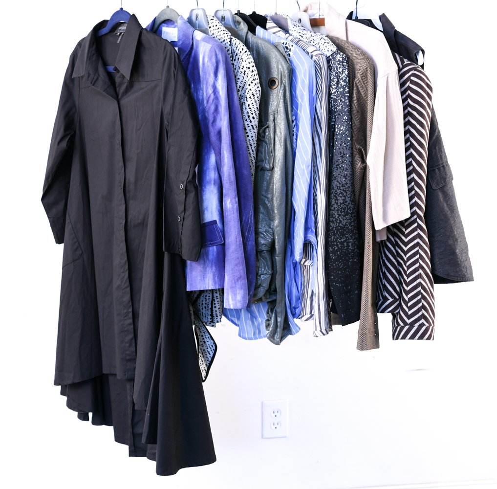 GROUPING OF CASUAL BLAZERS & VESTS: Boutique brands including: Mariely, Gracia, Carisle, Cabi, etc. Size: S-M, 6-8, 40-44 Condition: Lightly used, showing minor signs of use.