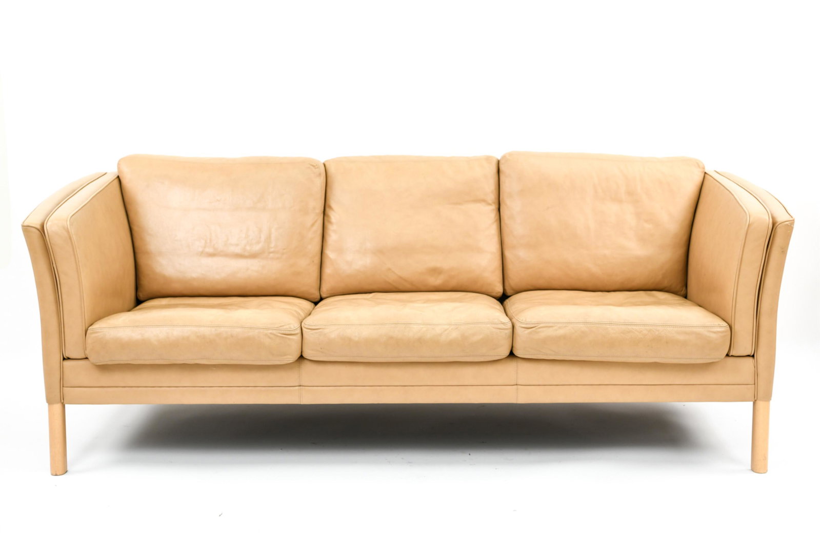 SKIPPER MOBLER DANISH MID-CENTURY 3-SEATER SOFA: This Danish mid-century sofa was produced by Skipper Mobler in the style of Borge Mogensen's timeless design and can seat three comfortably. Upholstered in butterscotch colored leather displaying an a