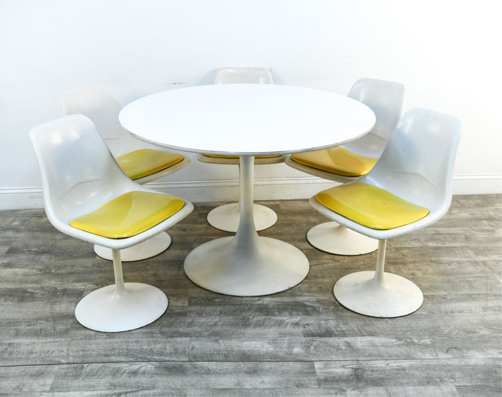 VINTAGE TULIP STYLE TABLE AND CHAIRS: Dimensions: (Table) H 29" x Dia. 42" (Chair) H 30" x W 18.5" x D 22" x SH 17.5" Condition: Wear consistent with age and use including scuffs, scratches, fading and repairs.