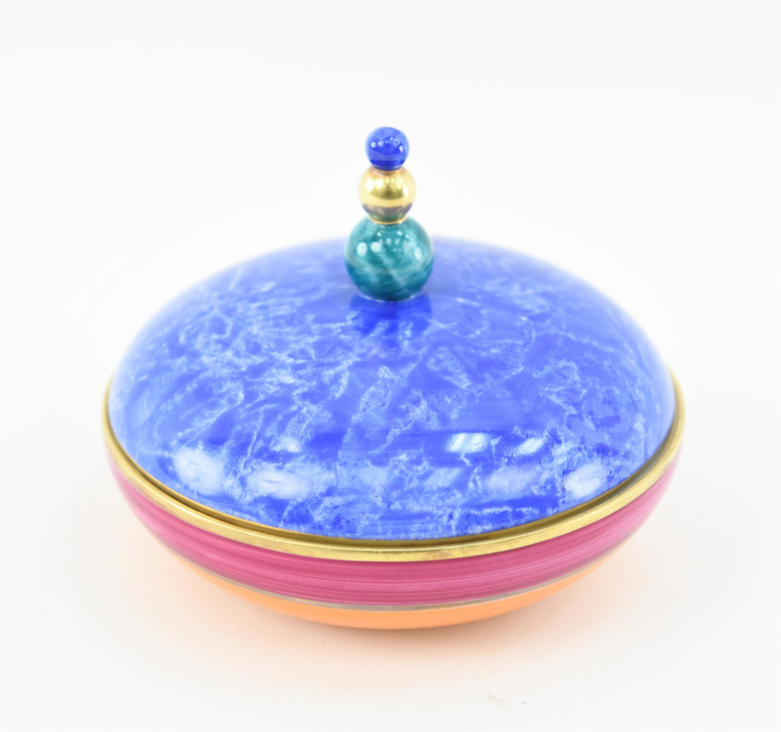 LIMOGES ARTORIA PORCELAIN DRESSER BOX: Marked on bottom. Dimensions: H 5" x D 6" Condition: Showing light signs of use.