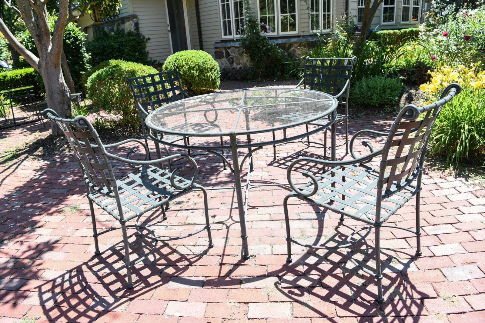 CAST ALUMINUM OUTDOOR PATIO TABLE AND CHAIRS (1 of 8)