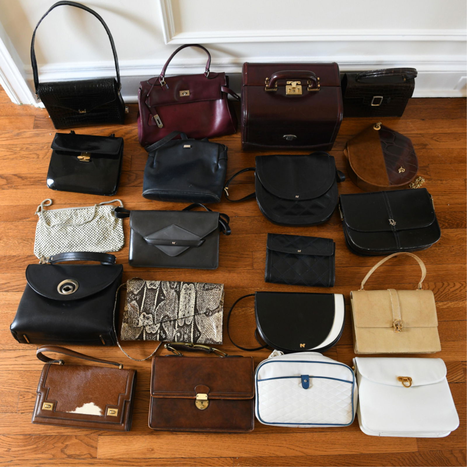 LARGE GROUPING OF VINTAGE LEATHER PURSES (1 of 8)