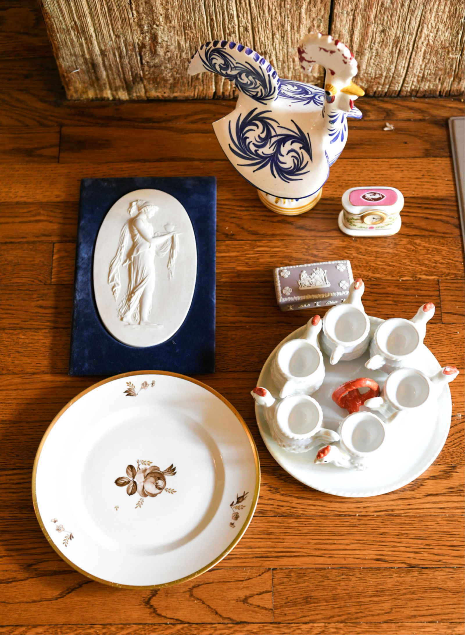 DECORATIVE GROUPING INCL. PORCELAIN (1 of 7)