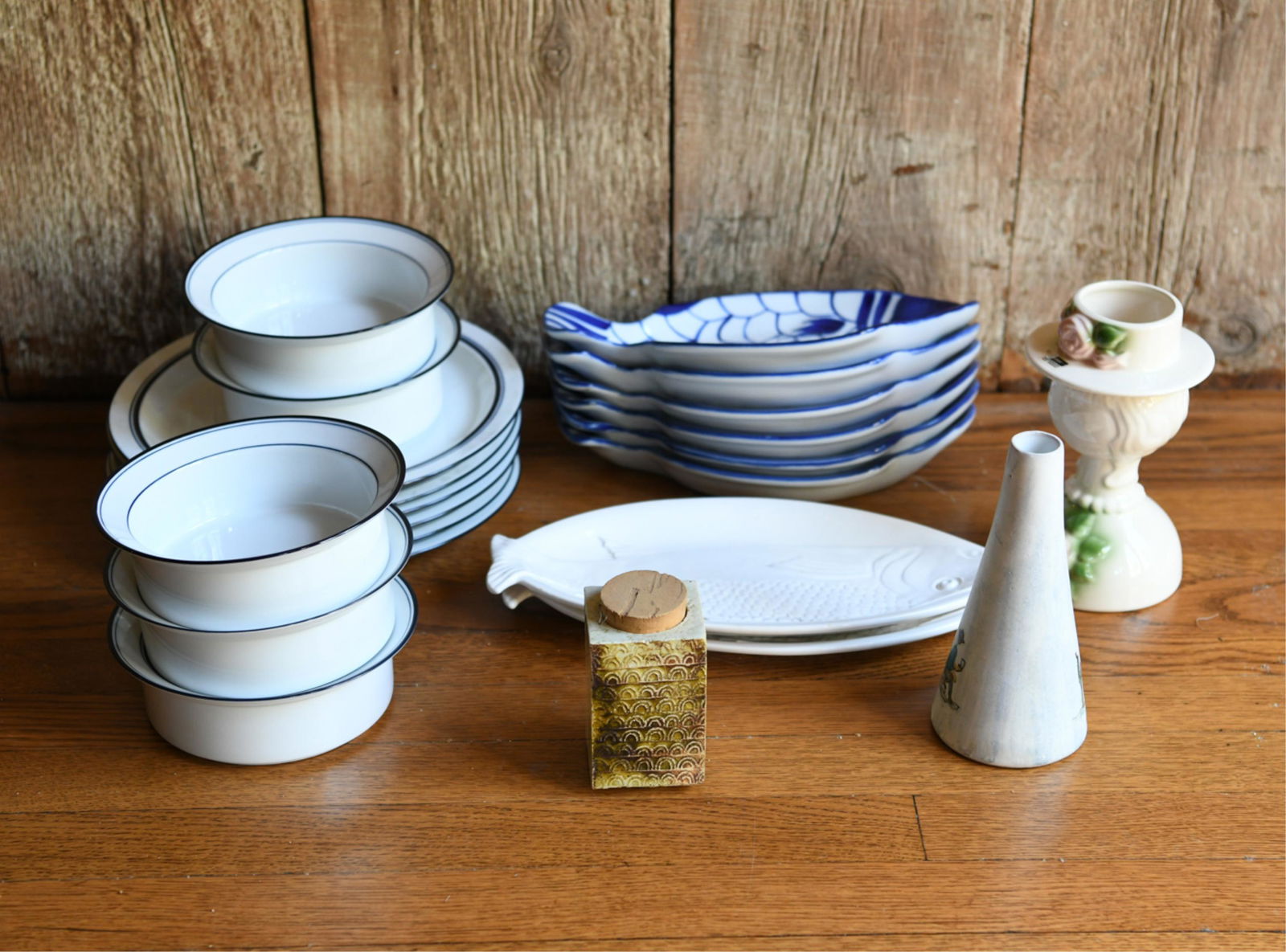 DECORATIVE CERAMIC GROUPING (1 of 7)