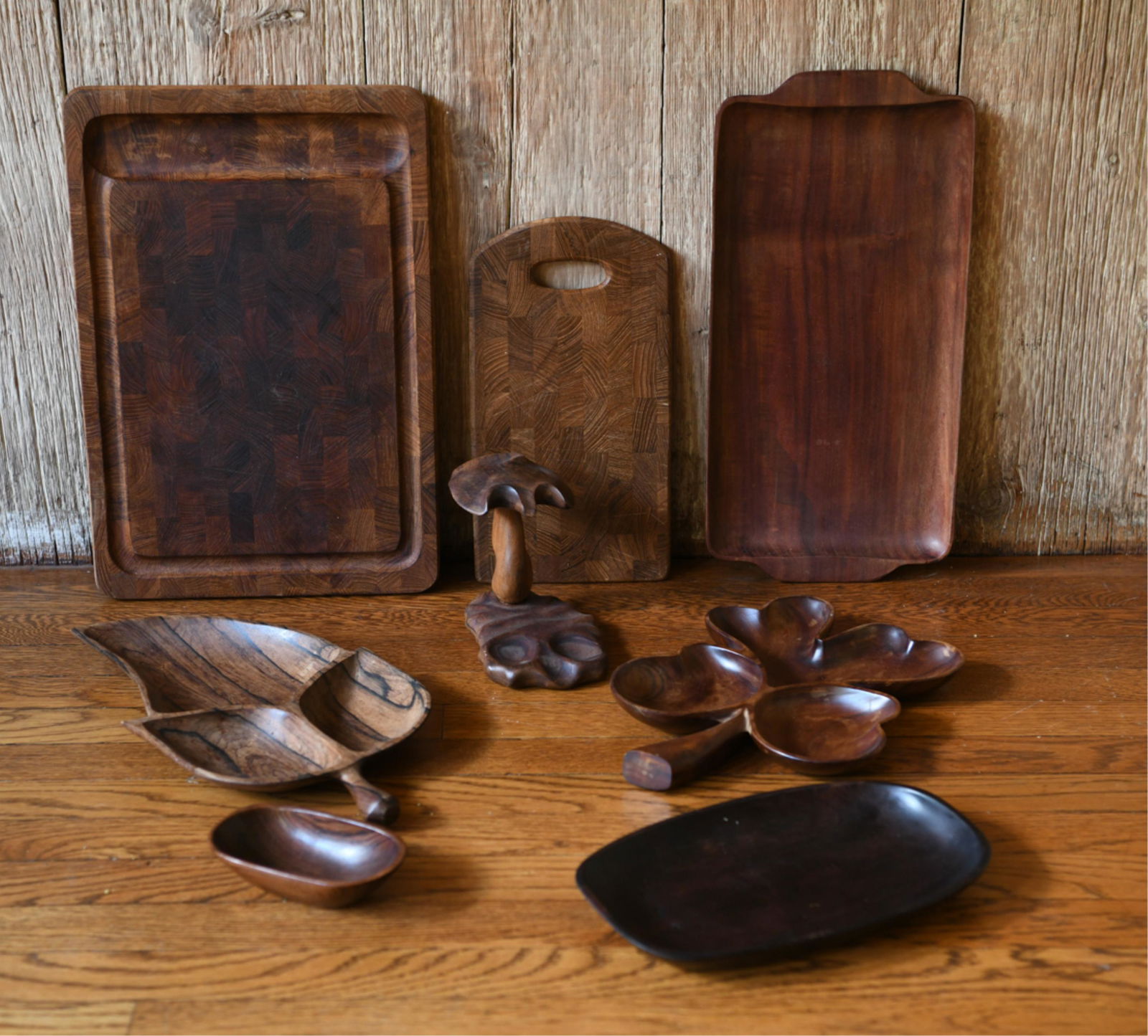 DECORATIVE GROUPING INCL. WOODEN SERVING WARE (1 of 12)