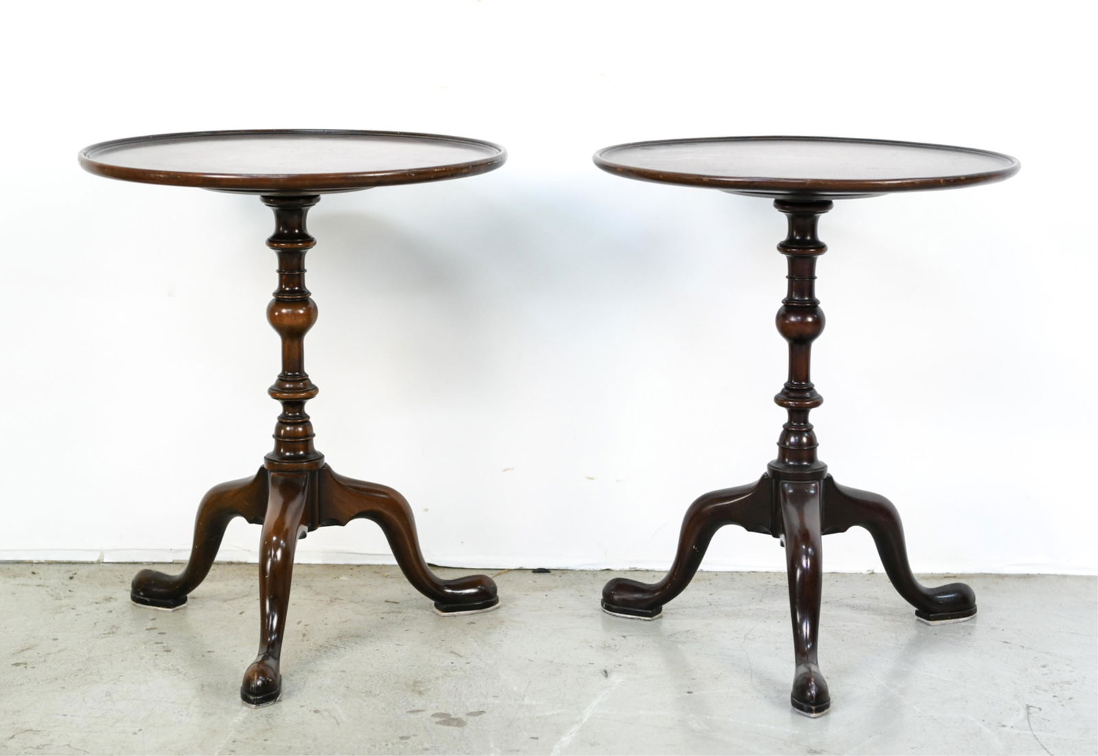 PAIR OF VINTAGE MAHOGANY QUEEN ANNE STYLE STANDS (1 of 8)
