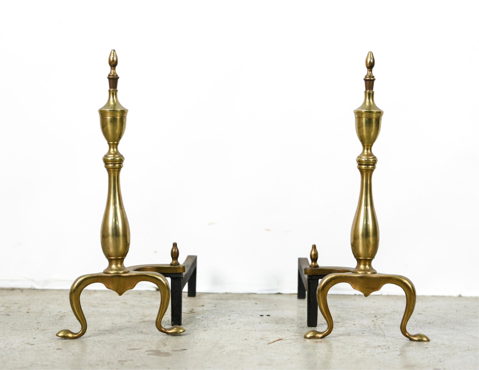 PAIR OF FEDERAL STYLE BRASS ANDIRONS: Dimensions: H 19" x W 8" x D 17.5" Condition: Light signs of use.