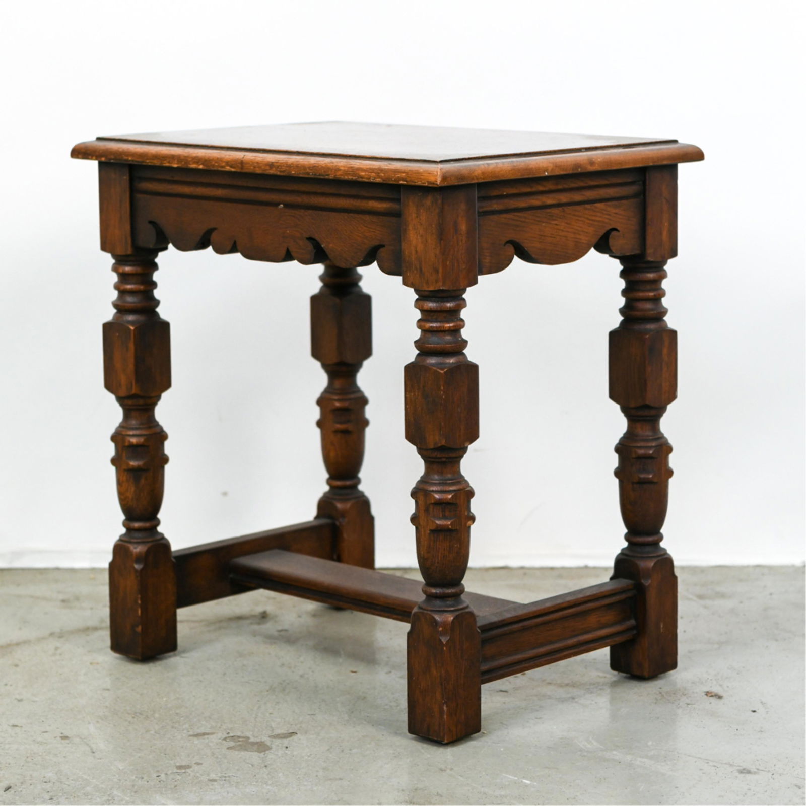 SMALL OAK TABLE (1 of 5)