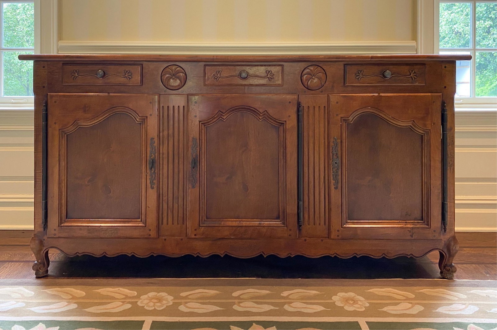 HENREDON FRENCH PROVINCIAL STYLE SIDEBOARD (1 of 11)