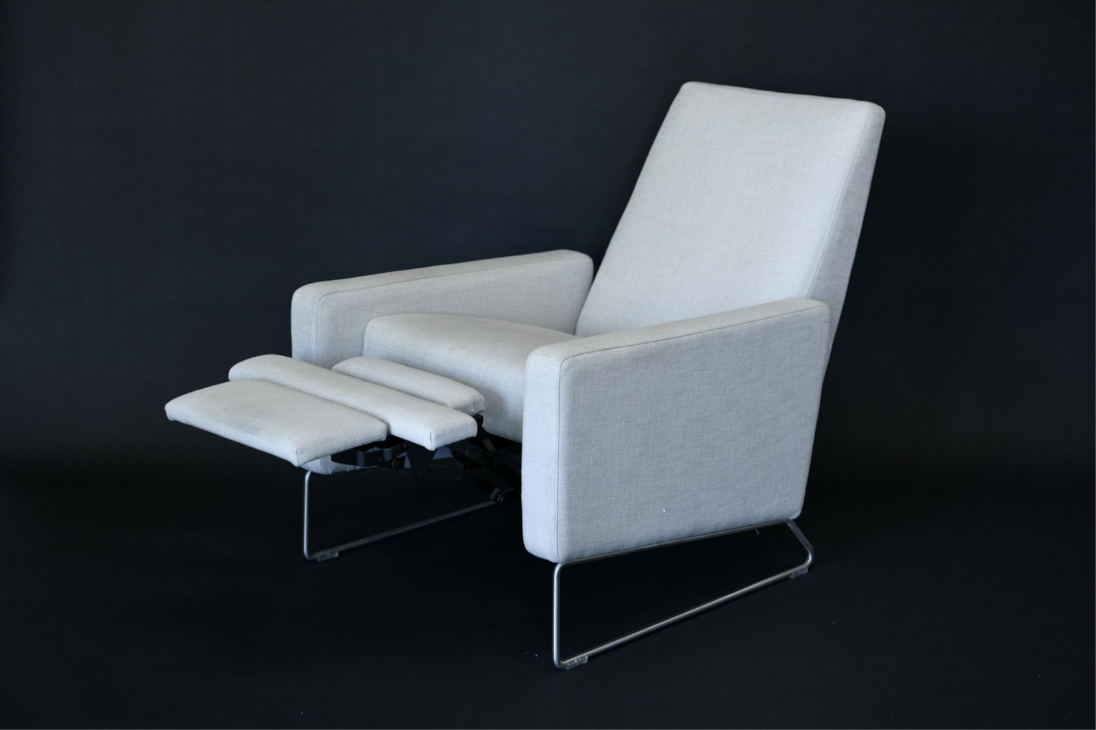CONTEMPORARY RECLINING LOUNGE CHAIR (1 of 9)
