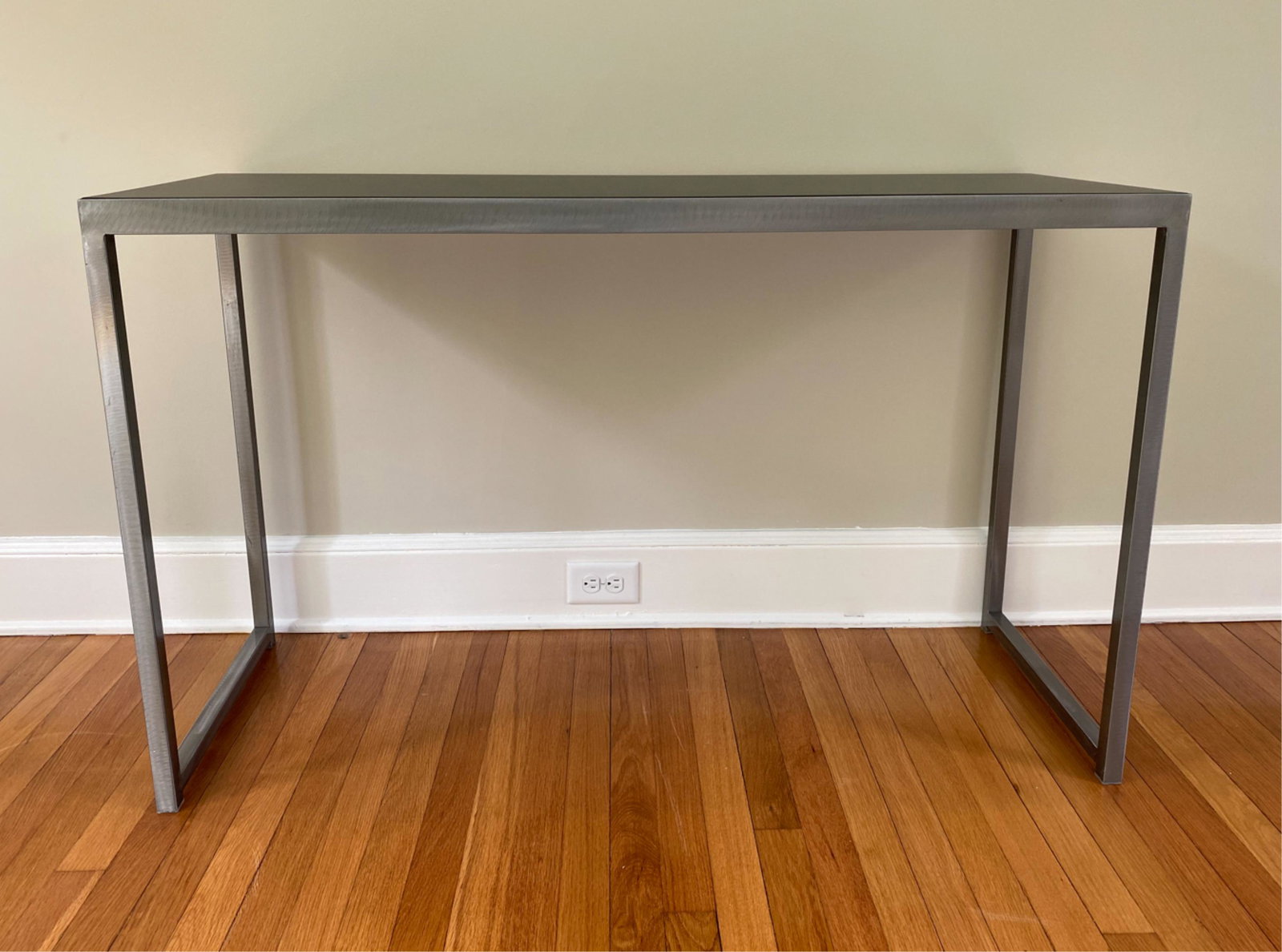 CONTEMPORARY CONSOLE TABLE: Dimensions: H 29.5" x W 48" x D 18" Condition: Very minor signs of use.