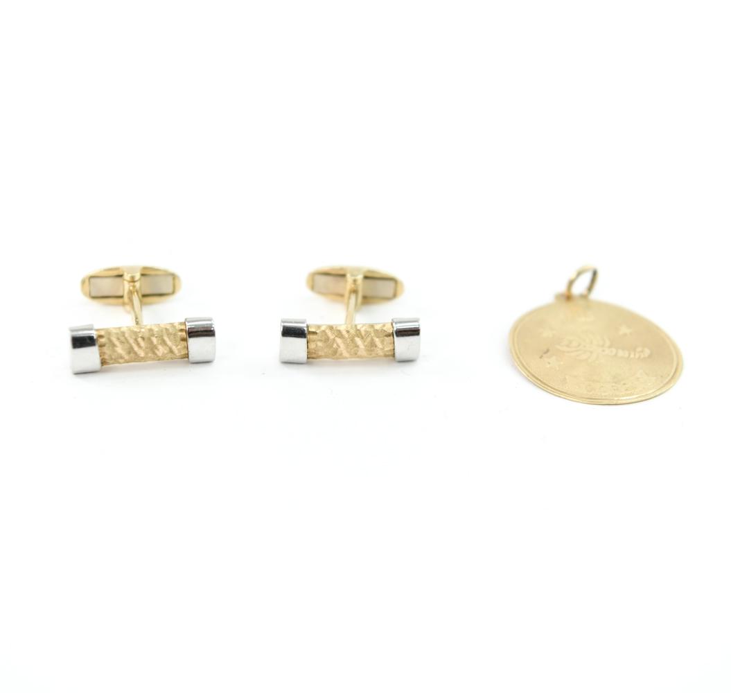 GROUPING OF GOLD INCL. CUFFLINKS ETC.: Cufflinks marked 14K Italy, Scorpio pendant unmarked. Dimensions: (Pendant) Dia. 1" Weight: (Total) 8.0 dwt Condition: Light mark to pendant. Cufflinks bent.