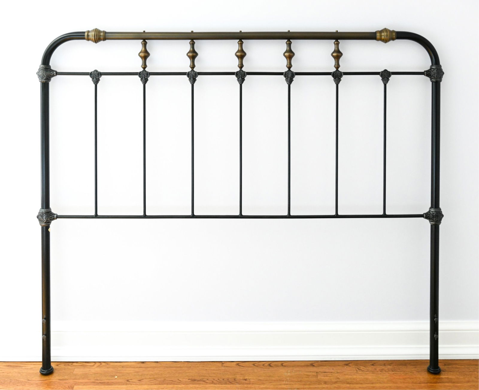 BRASS & IRON QUEEN SIZE HEADBOARD: Dimensions: H 53" x W 62" Condition: No issues to note.