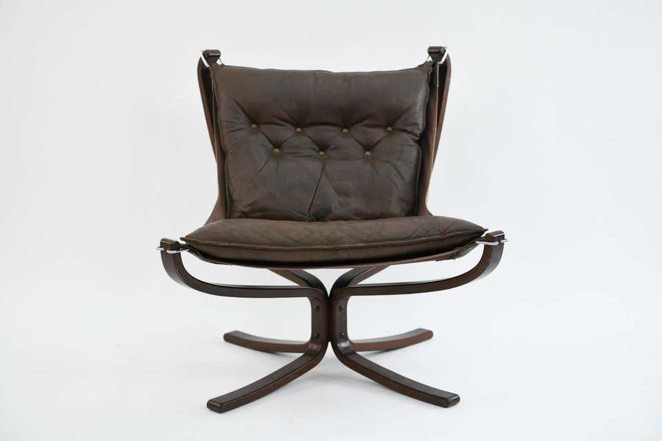 FALCON CHAIR BY SIGURD RESSELL FOR VATNE MOBLER: Norway, c. 1970s. Dimensions: H 31.75" x W 29" x D 24" x SH 16.5" Condition: Wear consistent with age and use. Minor fading. H148