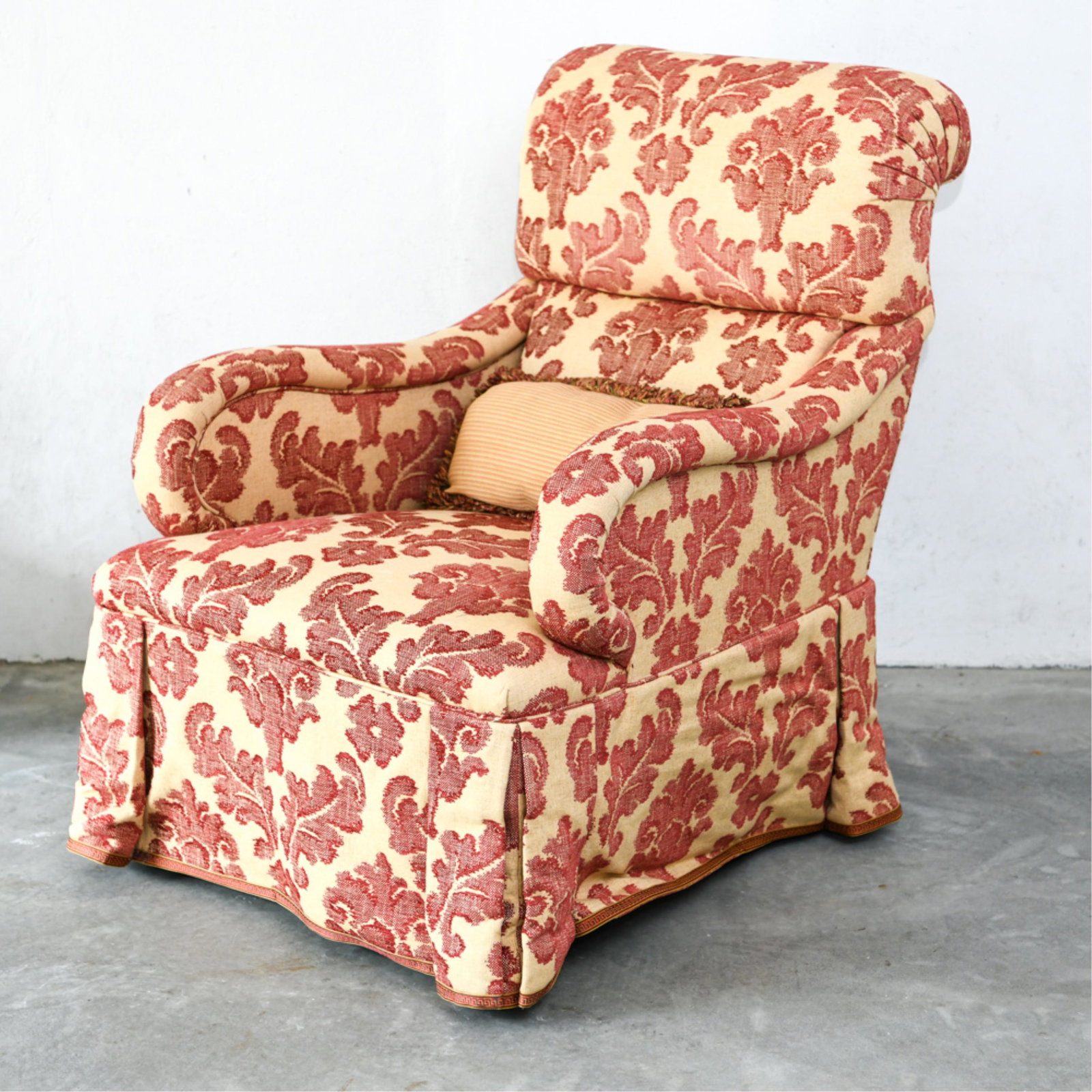 LOUNGE CHAIR: Dimensions: H 38.5" x W 29" x D 36.5 x SH 17.5" Condition: Few light spots to upholstery .