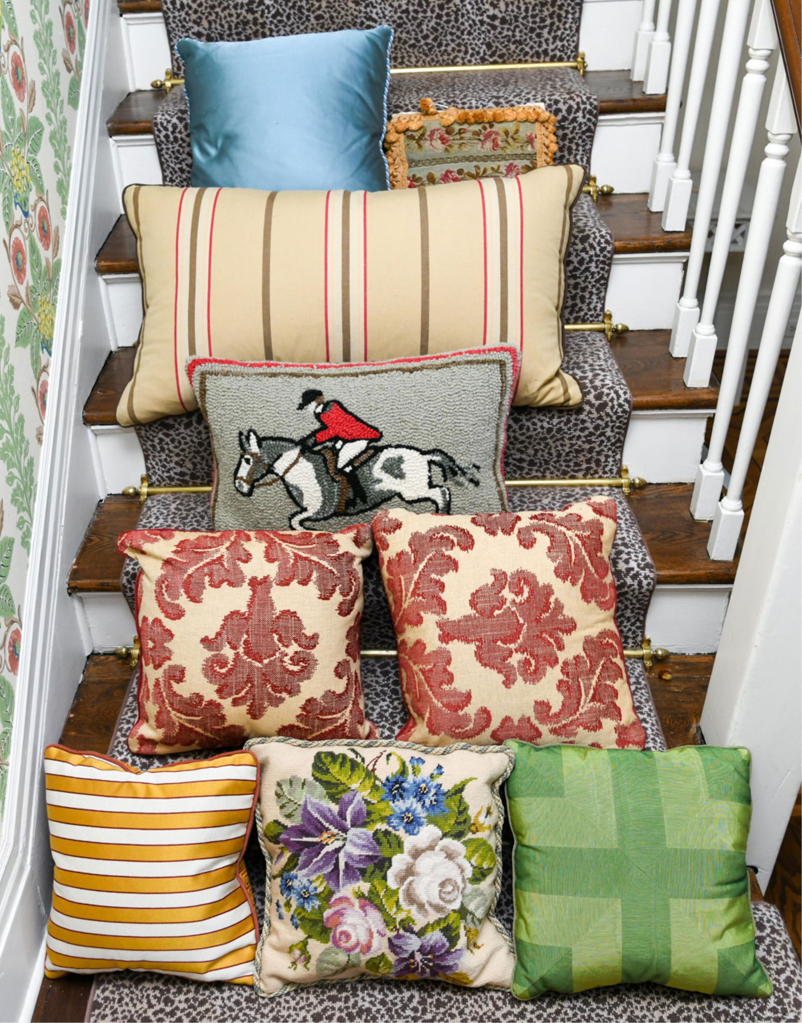 GROUPING OF DECORATIVE PILLOWS (1 of 7)