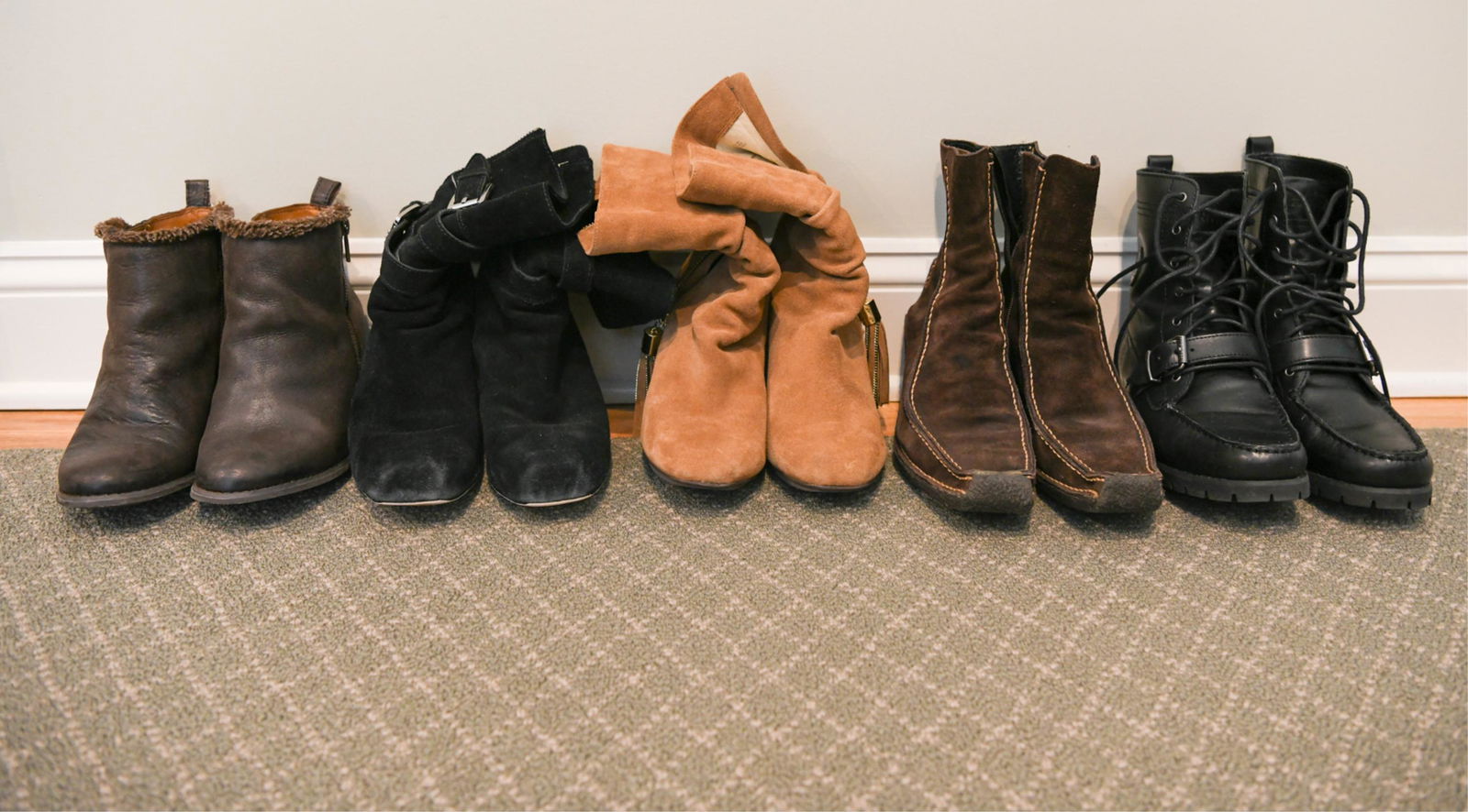 GROUPING OF LADIES DESIGNER BOOTS (1 of 8)