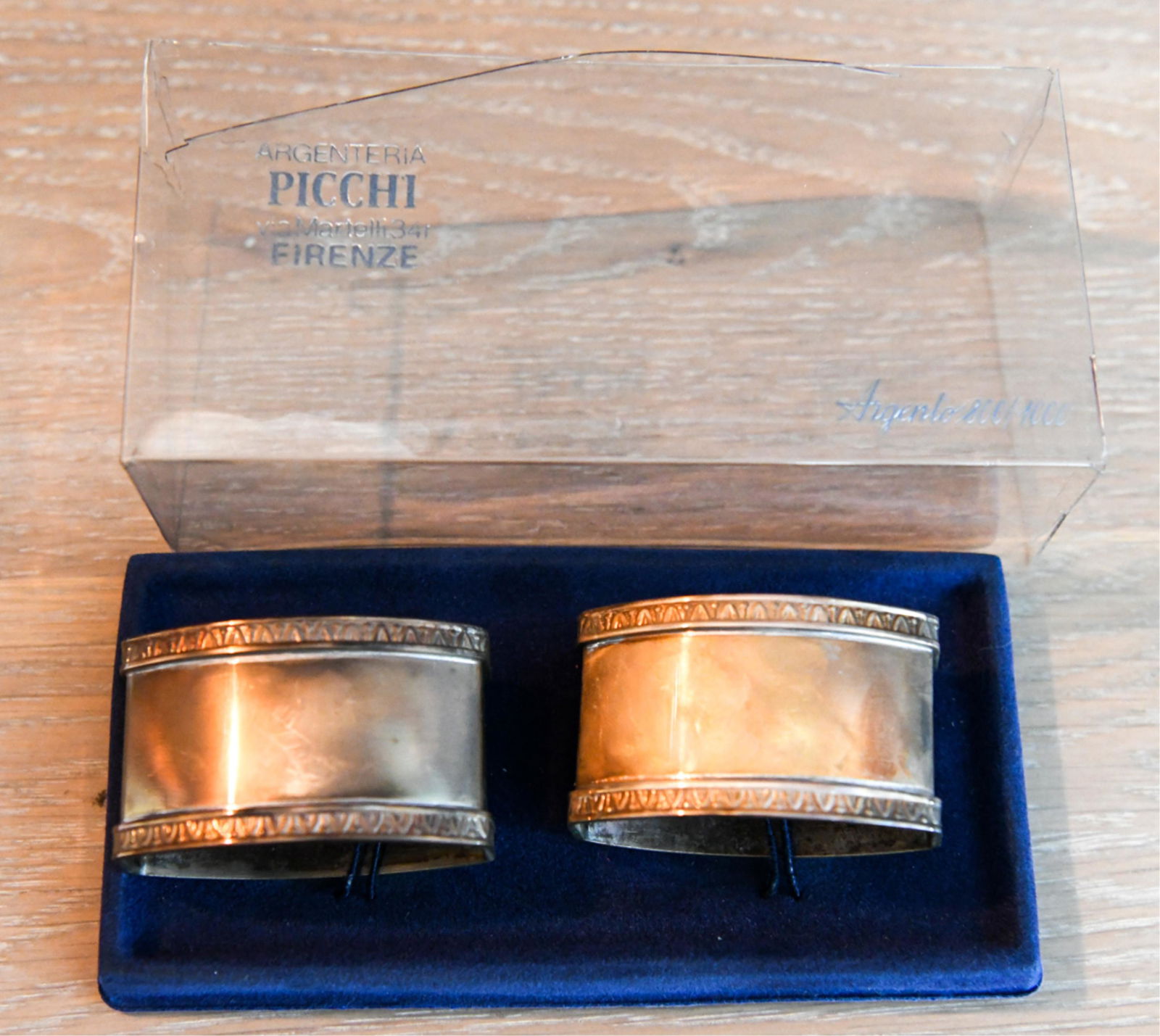 ITALIAN .800 SILVER NAPKIN RINGS: Dimensions: H 1.5" x W 2.5" x D 2" Condition: Box is broken. Rings with some tarnish.