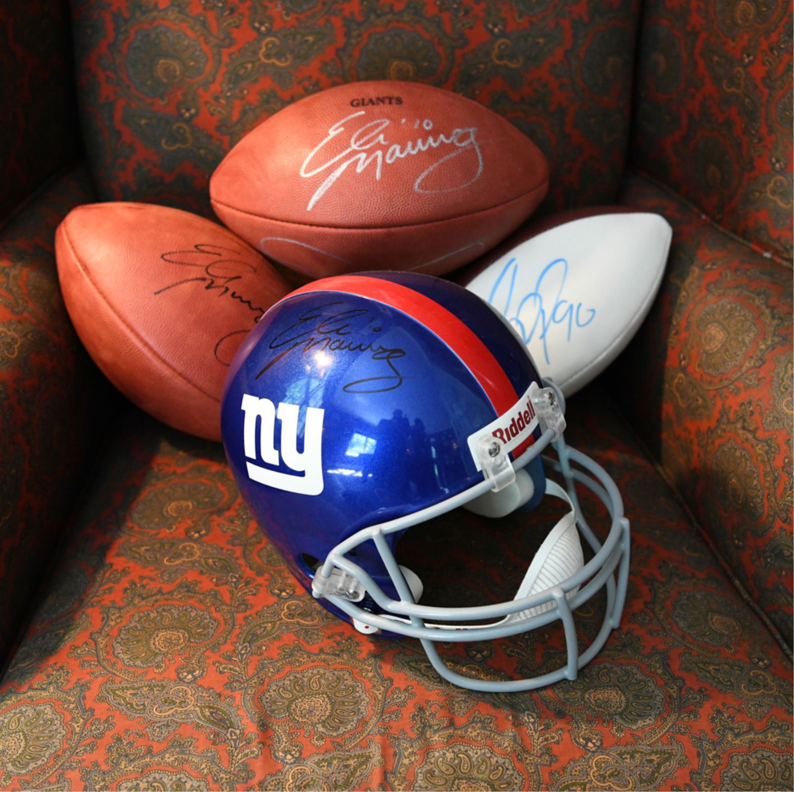 GROUPING OF SIGNED GIANTS FOOTBALL MEMORIBILIA (1 of 10)