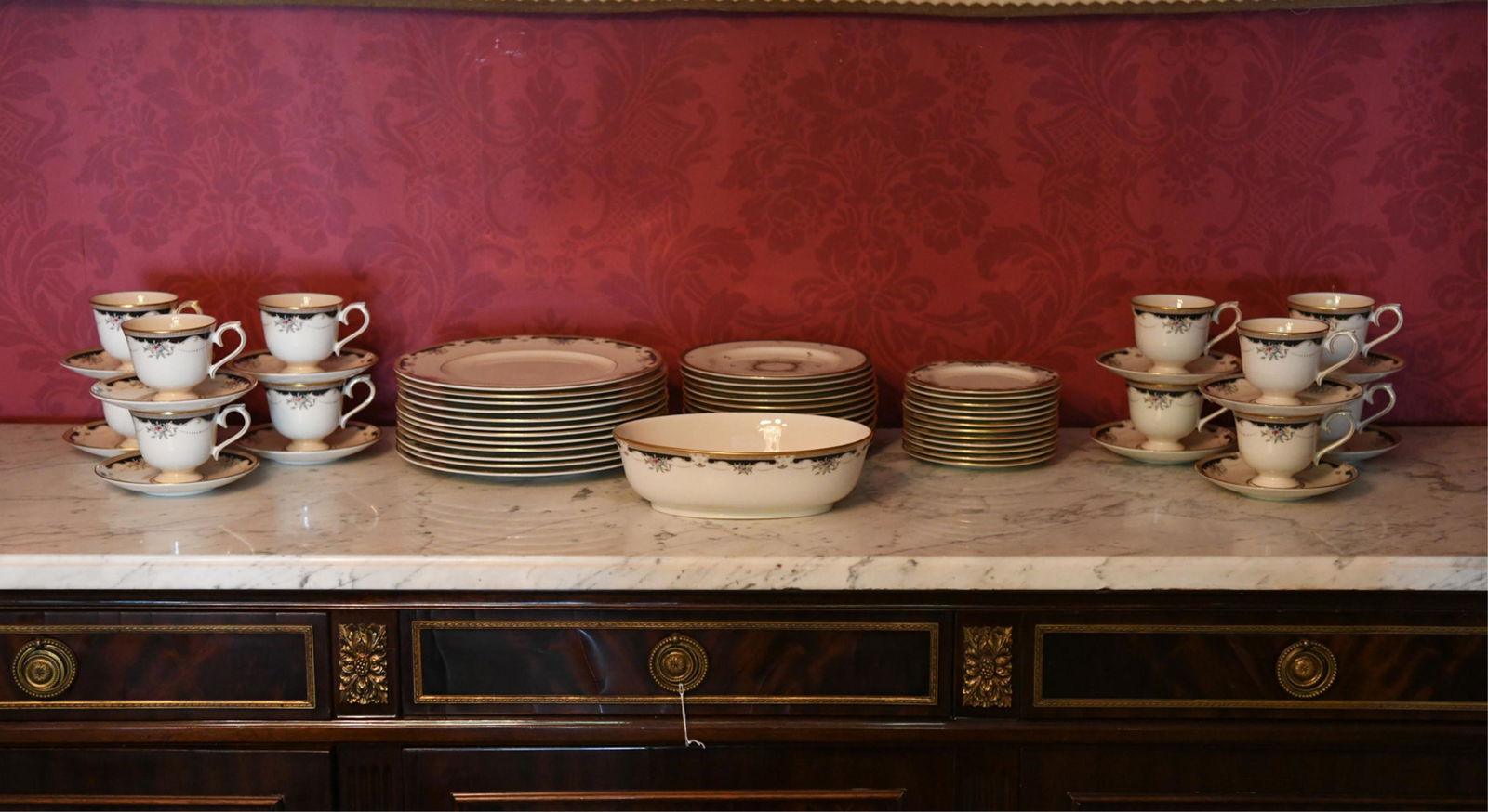 LENOX PORCELAIN SERVICE FOR (12) (1 of 1)