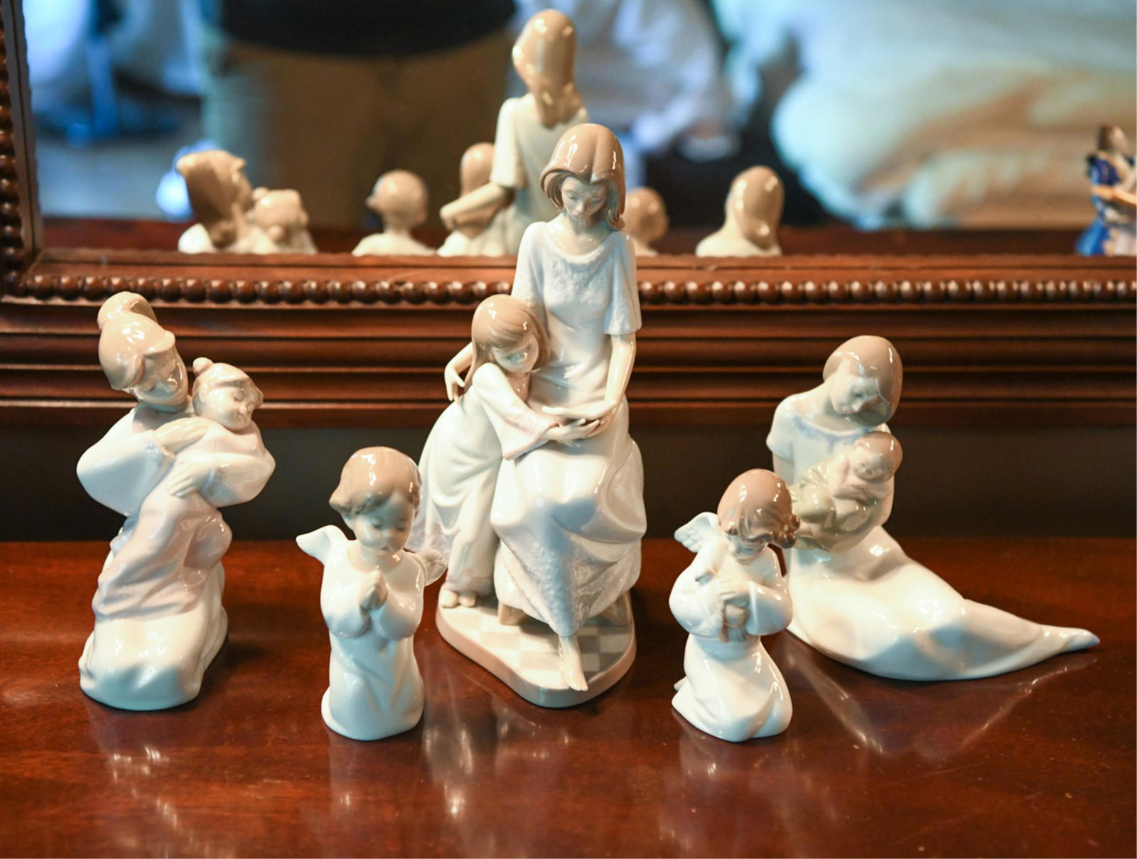 (5) LLADRO PORCELAIN FIGURES (1 of 1)