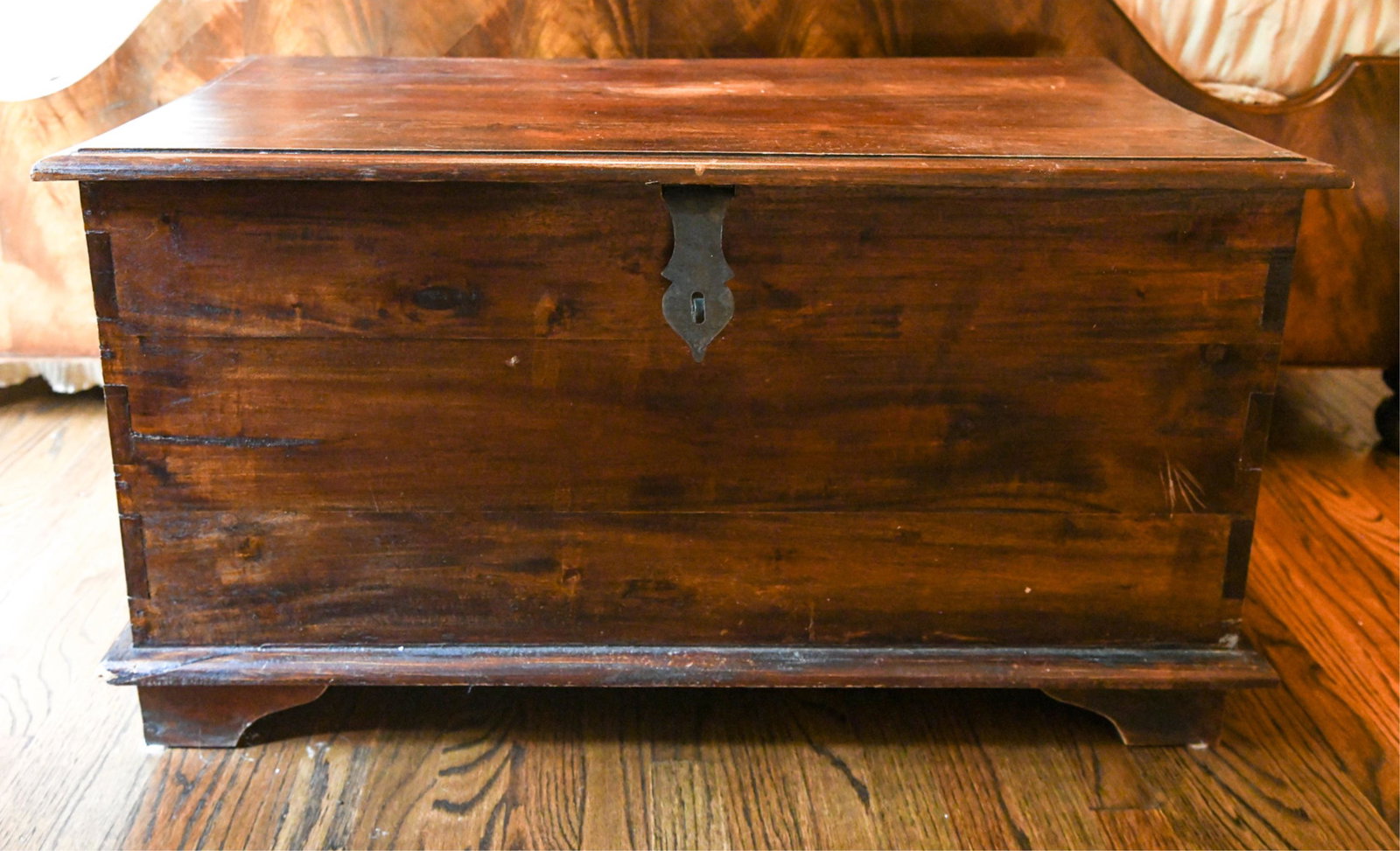 BLANKET CHEST: 20th C. Dimensions: H 19.75" x W 37" x D 19.25" Condition: Some losses, finish wear, marks to wood. Scratches and scuffs.
