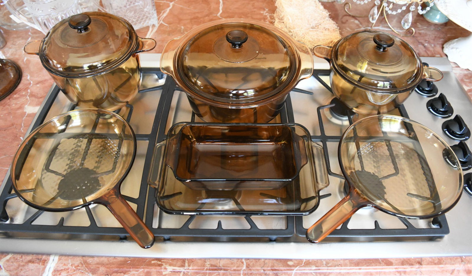 GROUPING OF PYREX GLASS KITCHENWARE: Dimensions: (Largest) H 5.25" x W 13.5" x D 12" Condition: Signs of wear consistent with age and use