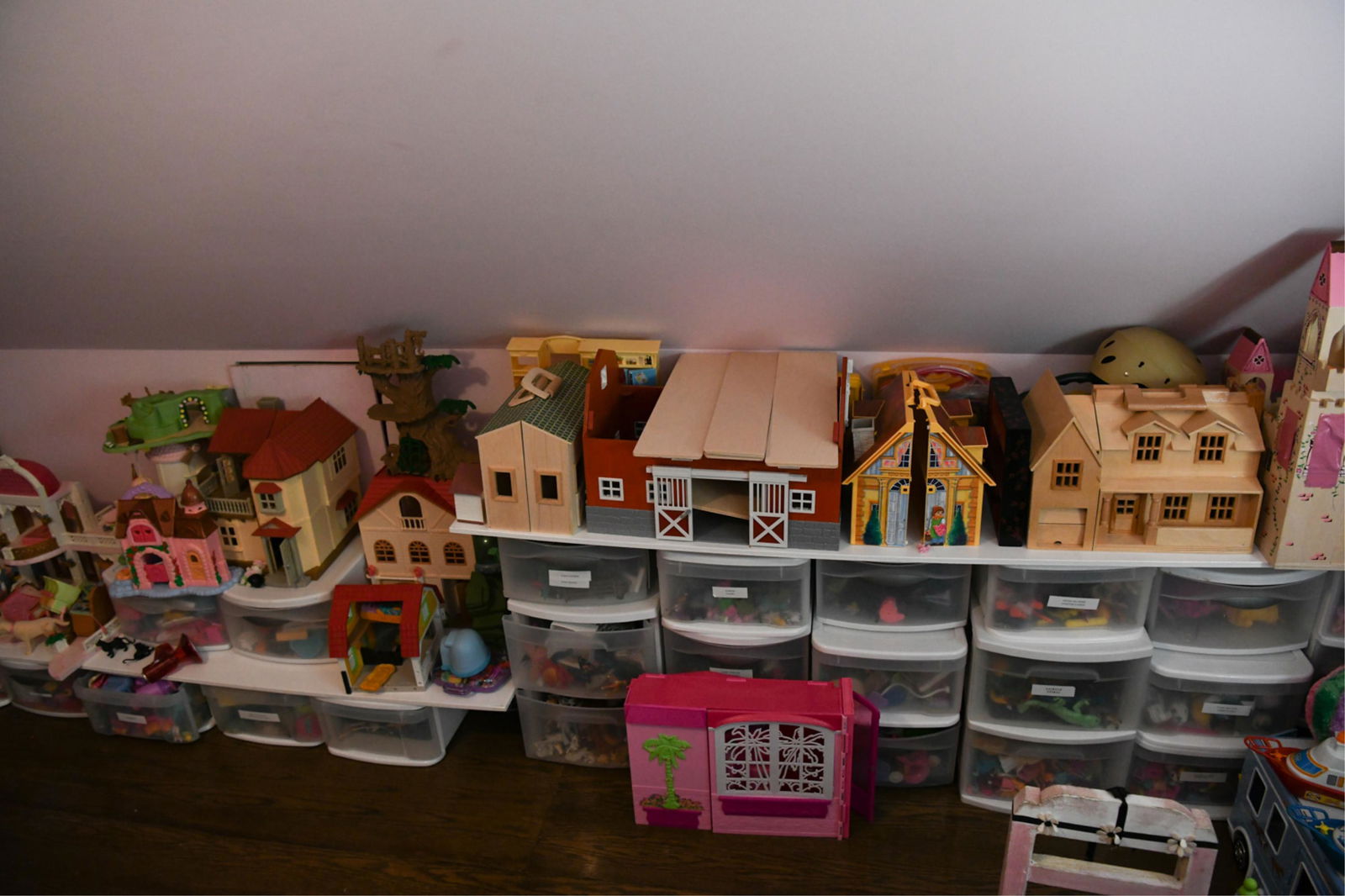 LARGE GROUPING OF TOYS INCL. DOLLHOUSES (1 of 1)