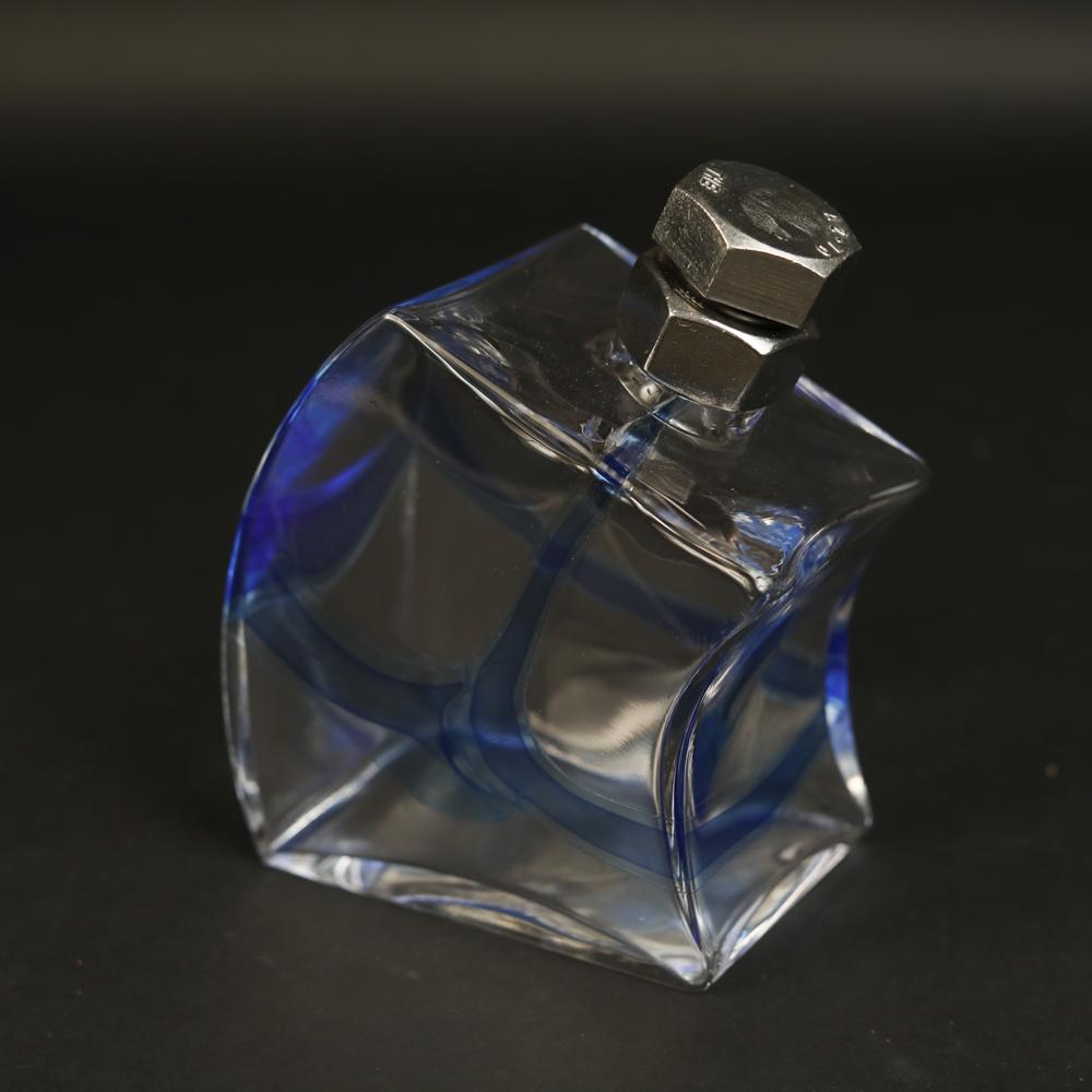 KJELL ENGMAN FOR KOSTA BODA "MACHO" KARAFF: With decal and signature. Numbered 7080010. Dimensions: H 6.5" x W 5.25" x D 3" Condition: No issues to note.