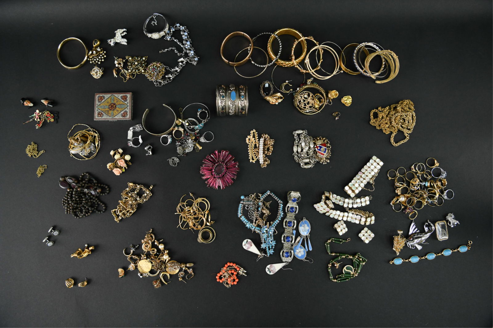 COSTUME JEWELRY GROUPING (1 of 15)