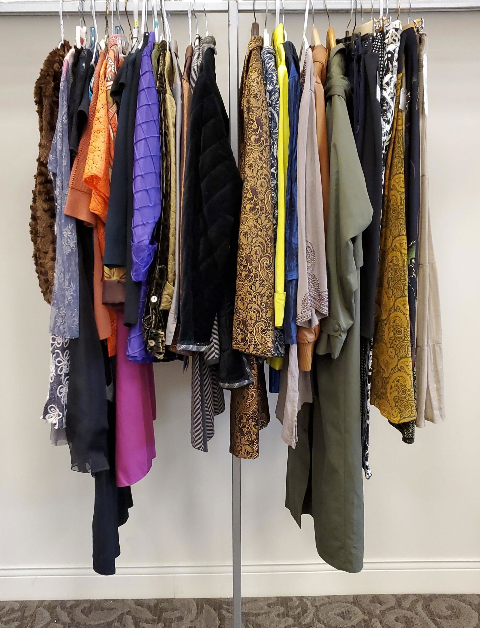 GROUPING OF WOMENS CLOTHING (1 of 8)