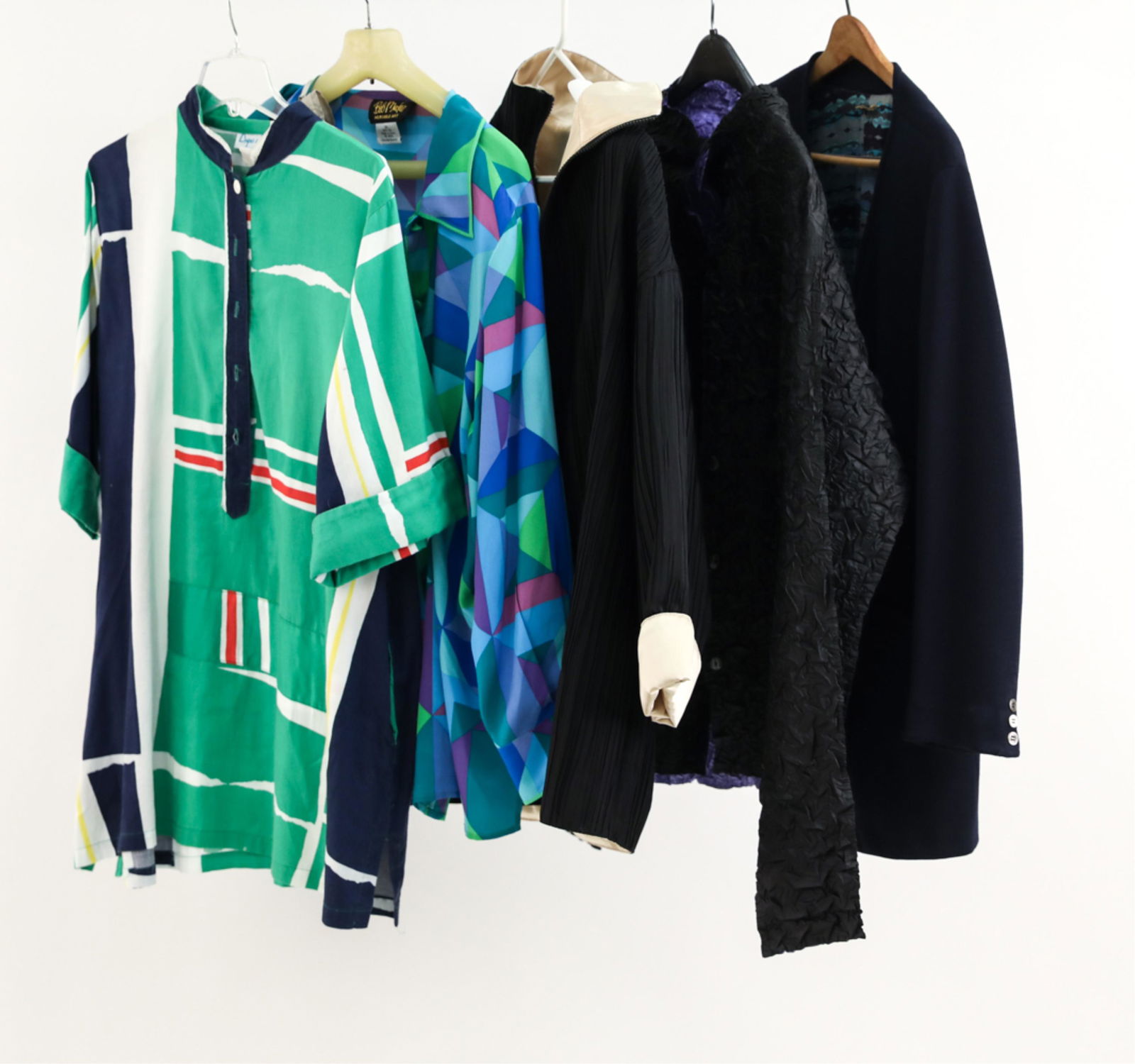 GROUPING OF WOMANS CLOTHES (1 of 9)