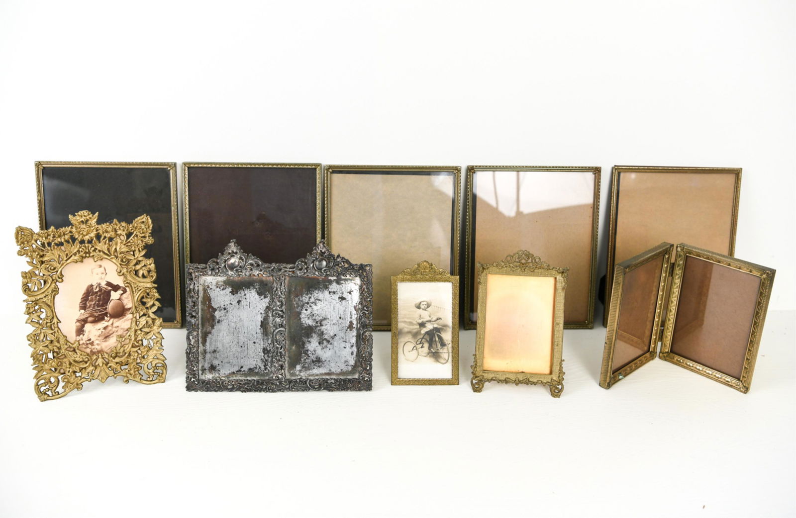GROUPING OF ANTIQUE PHOTO FRAMES (1 of 11)