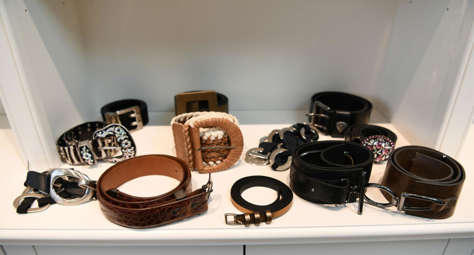 GROUPING OF LADIES DESIGNER BELTS (1 of 12)