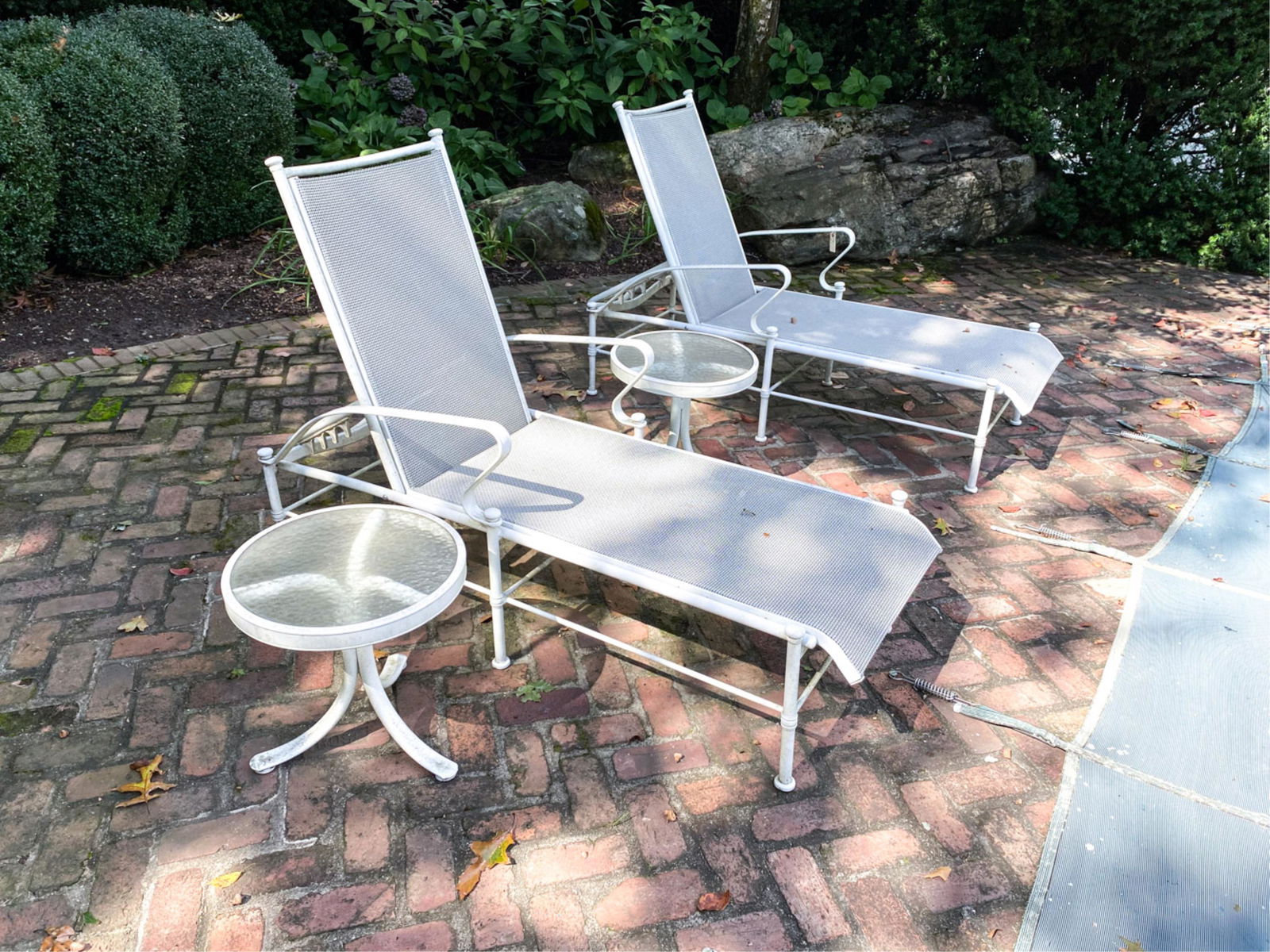 (2) WOODARD LOUNGE CHAIRS AND TABLES: Dimensions: (as pictured) H 44" x W 26" x D 66" Condition: Surface dirt consistent with outdoor use