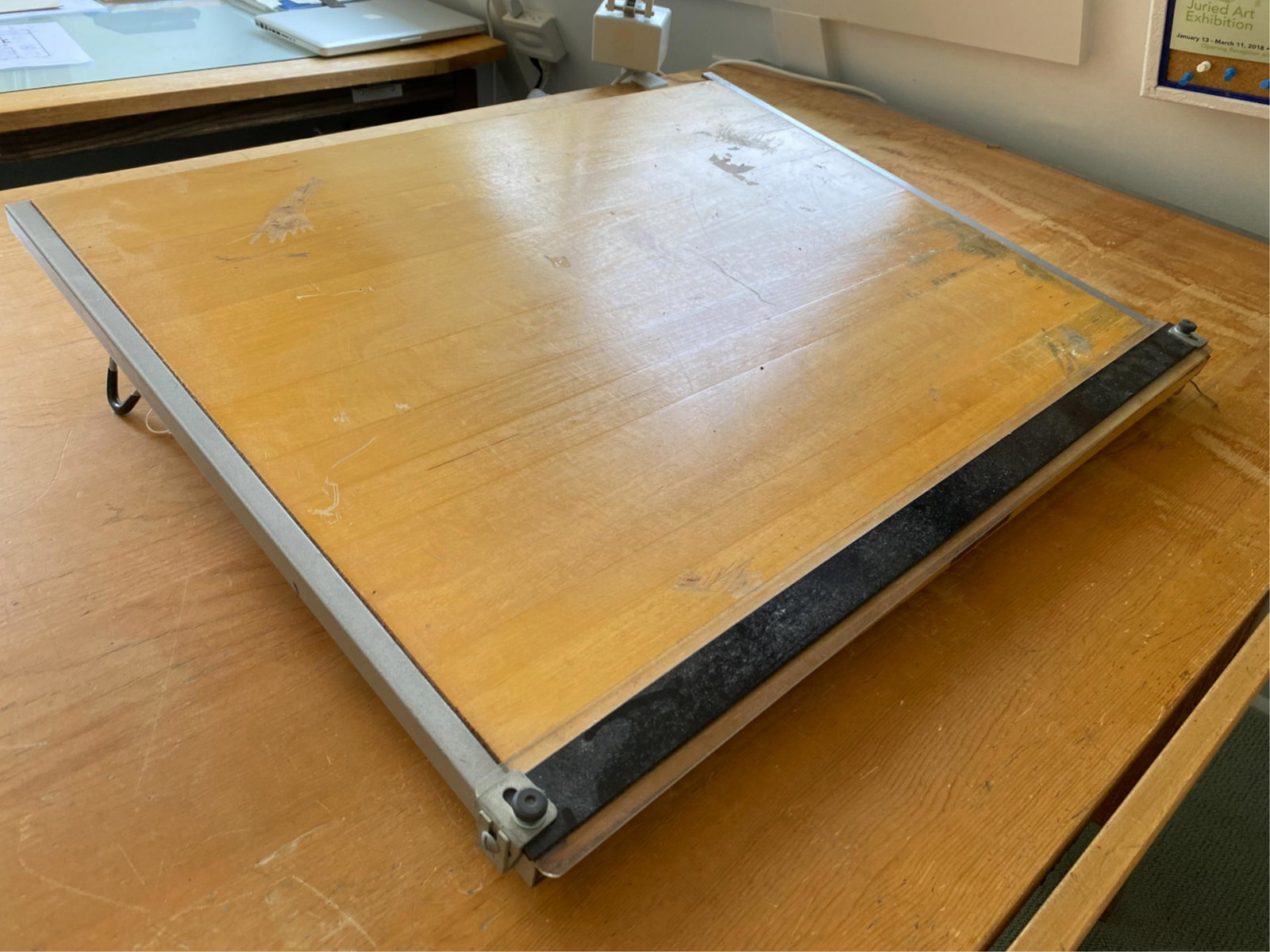 VINTAGE TABLE TOP DRAFTING TABLE: Dimensions: L 26" x D 21" Condition: Wear consistent with use including scratches, scuffs and tape remnants.