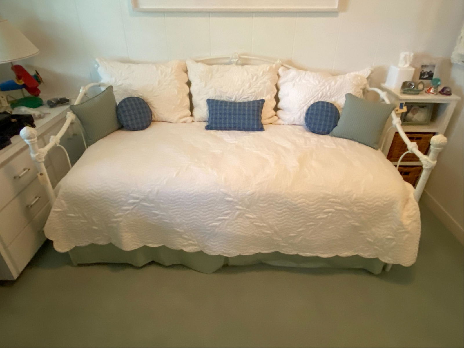 VICTORIAN STYLE IRON DAY BED (1 of 3)