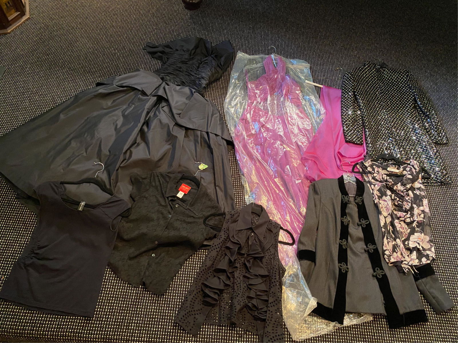 GROUPING OF WOMENS CLOTHING (1 of 6)