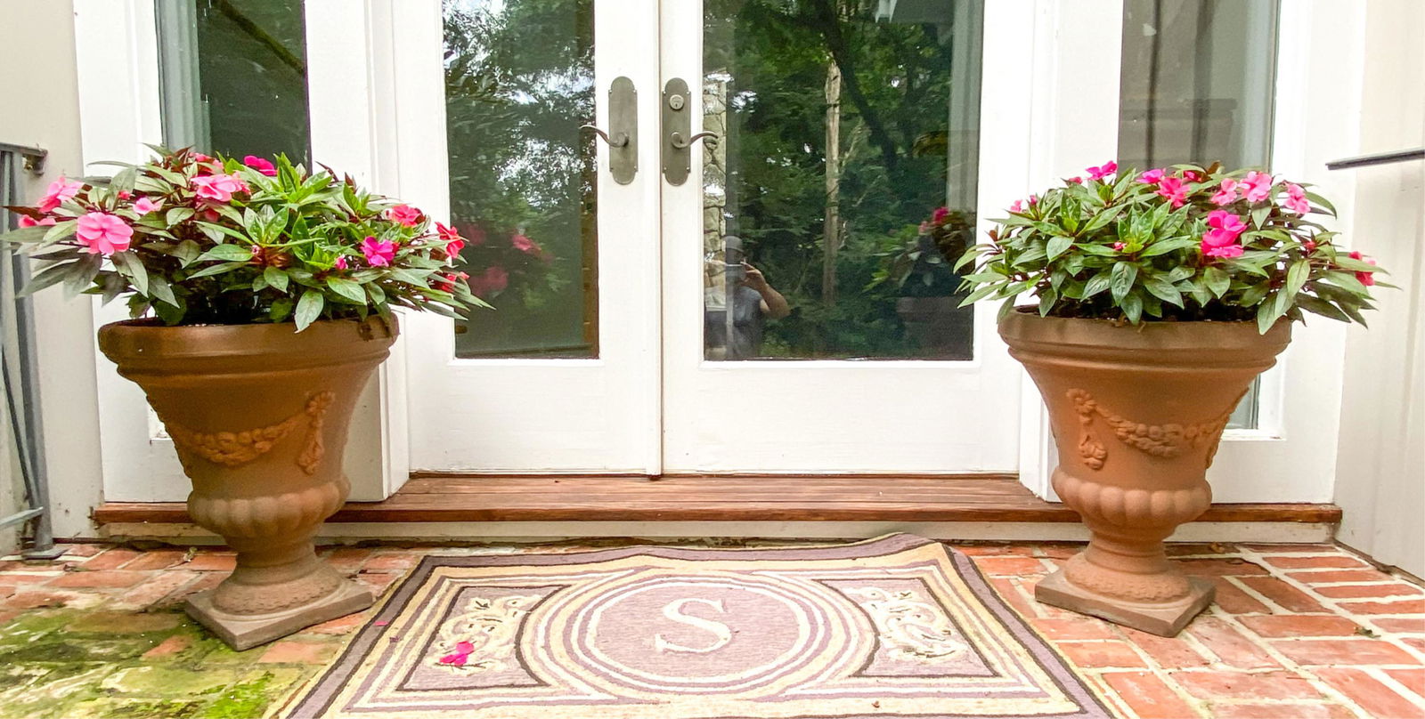 PAIR OF LARGE OUTDOOR PLANTERS (1 of 5)