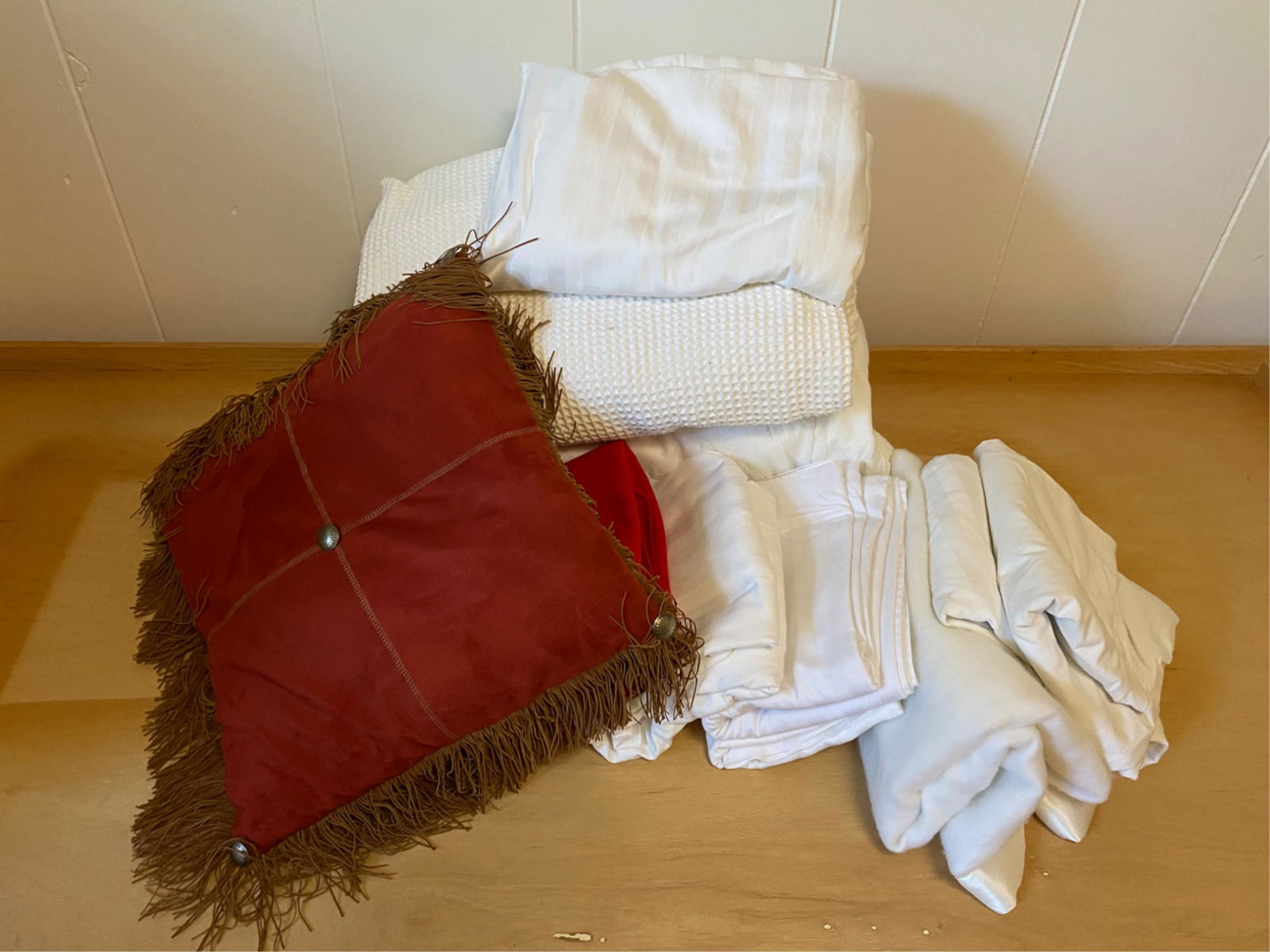 GROUPING LINENS AND THROW PILLOW (1 of 4)