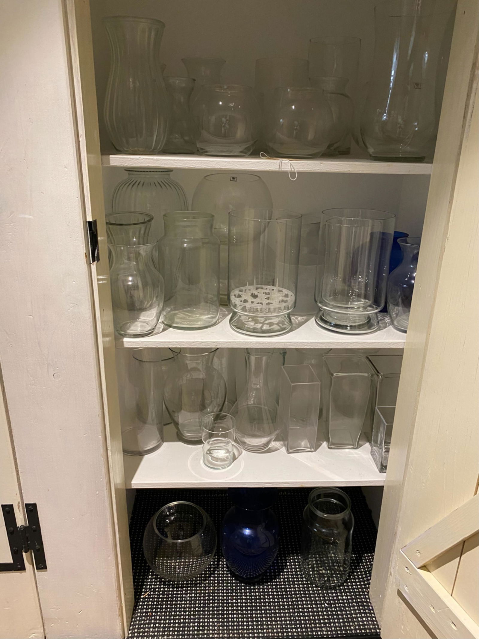 GROUPING OF GLASSWARE INCL. VASES (1 of 10)