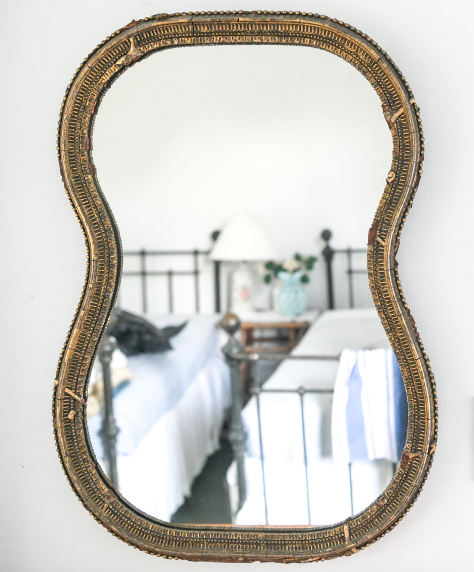ANTIQUE GILT PEANUT SHAPE FRAME MIRROR: Early 1900s. Dimensions: H 28" x W 20"D Condition: Missing elements. Glass replaced.