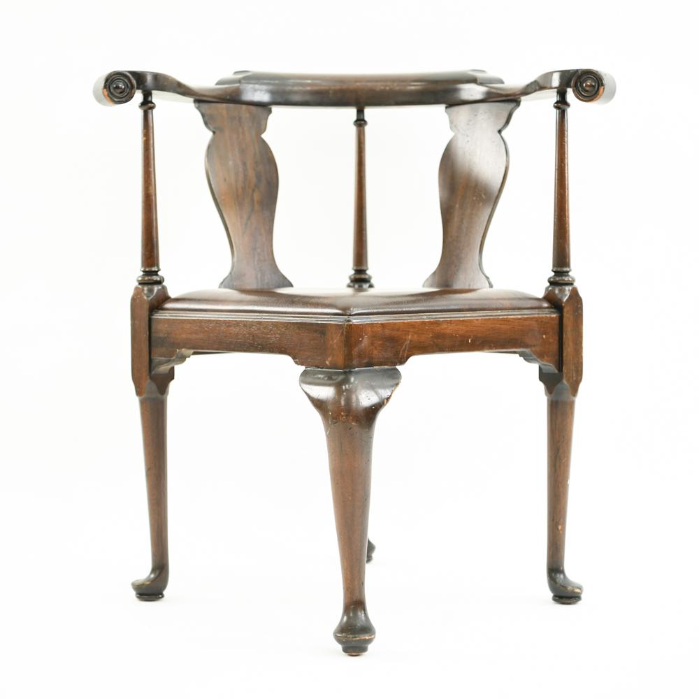 ANTIQUE ROUNDABOUT CORNER CHAIR: Dimensions: H 33" X 30" x D 27" x SH 19.5" Condition: Natural split to wood on one arm, back rest shield is slightly loose on one side, normal surface scuffs.