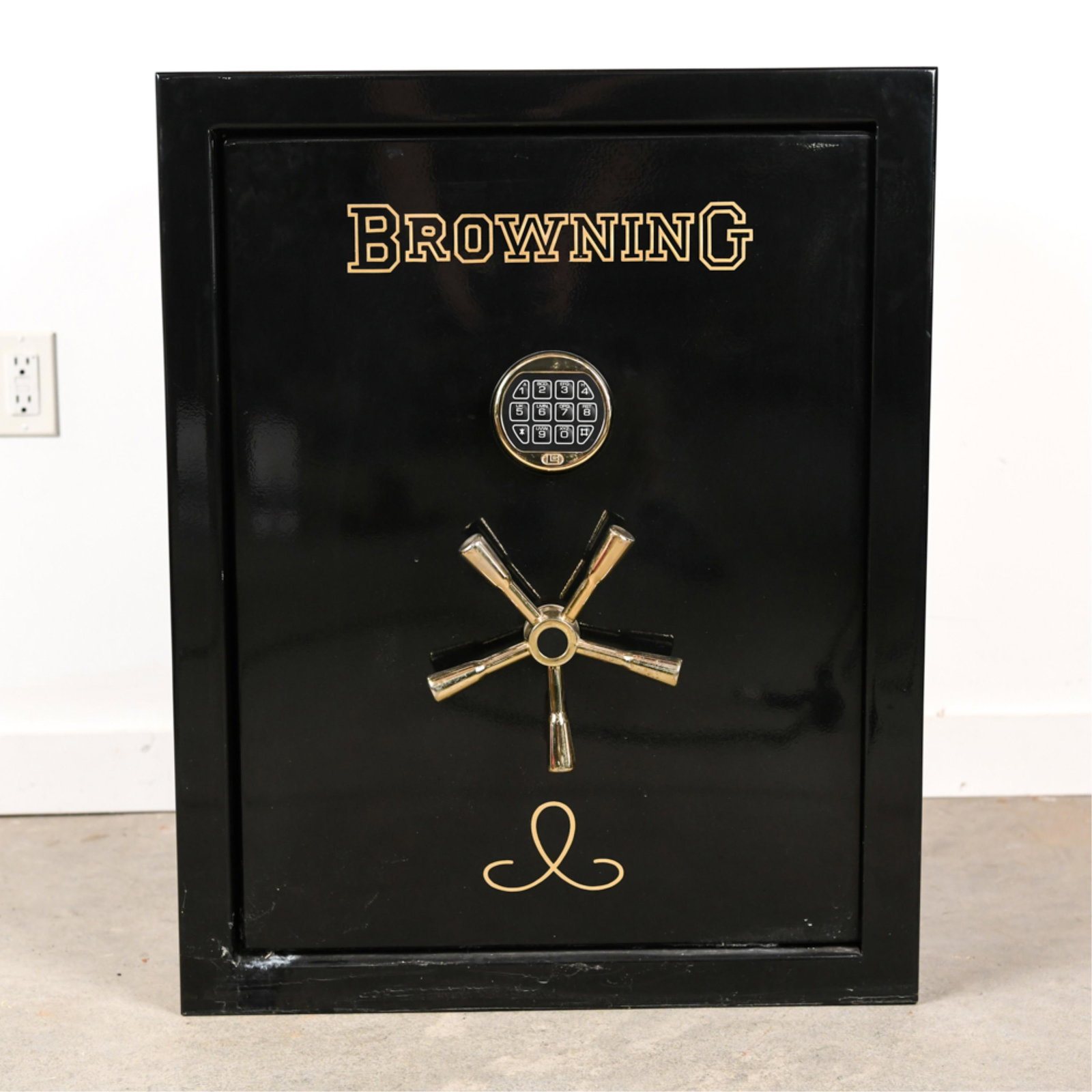 BROWNING FIRE PROOF GUN SAFE: Door is open. We do not have combination, buyer will need to call Browning with serial number to obtain it. Dimensions: H 30" x W 24" x D 20" Condition: Normal signs of use.