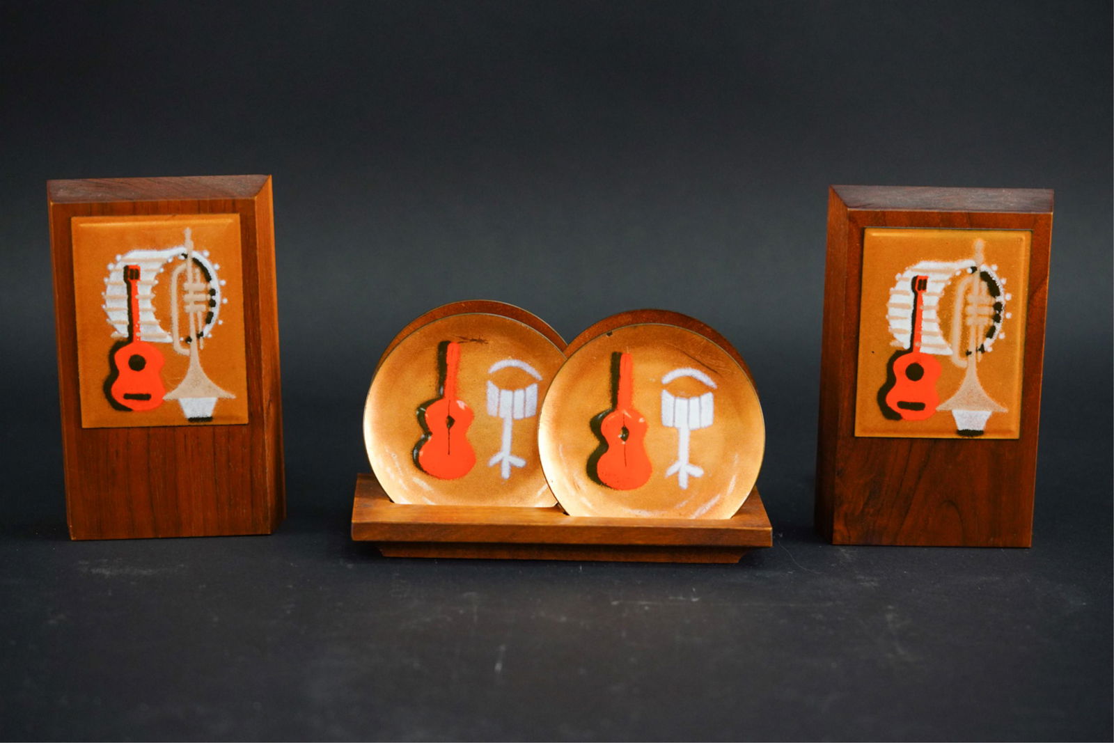 GROUPING ENAMEL COASTERS AND BOOKENDS (1 of 20)