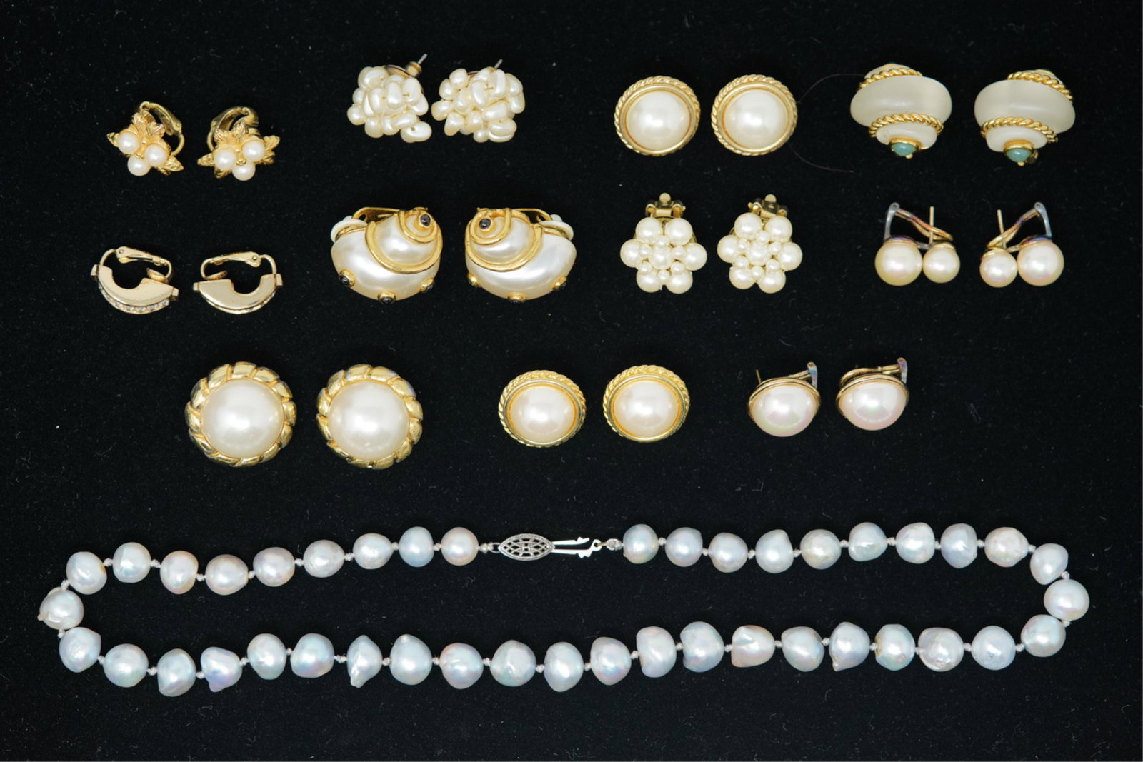 GROUPING OF PEARL AND COSTUME JEWELRY (1 of 19)